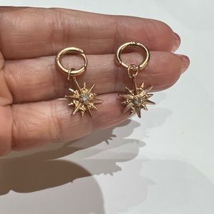 Kendra Scott Starburst Huggie Hoop earrings. Rose gold.